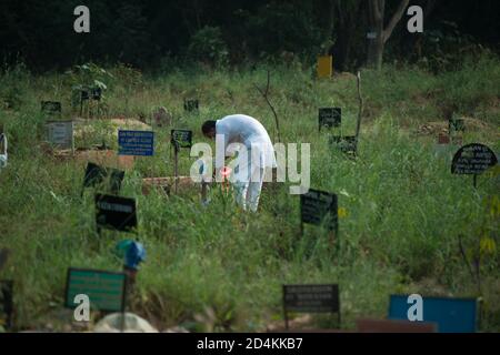 New Delhi, Inde. 09e octobre 2020. Un parent offre des prières pour une victime qui est décédée du COVID-19 à cimetière.le nombre de coronavirus en Inde a dépassé 69 lakh pour 70,496 nouveaux cas au cours des dernières 24 heures. Le nombre de décès dus au virus en Inde a augmenté de 964 pour atteindre 106490 selon les dernières mises à jour. Crédit : SOPA Images Limited/Alamy Live News Banque D'Images