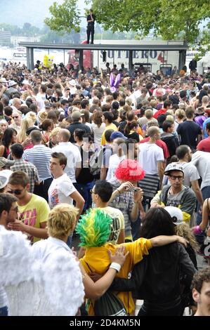 Streetparade Zürich : Les masses de peuples autochtones sont un grand défi pour la sécurité des peuples. Banque D'Images