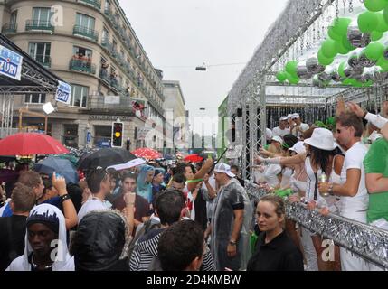 Suisse: La fête doit continuer: Des ravers sur l'Amour Mobil et dans la rue Banque D'Images