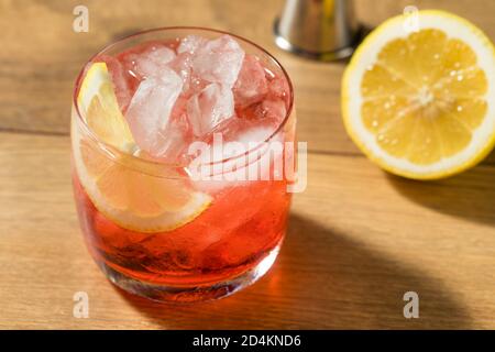 Cocktail rafraîchissant Campari Spritz avec garniture au citron Banque D'Images
