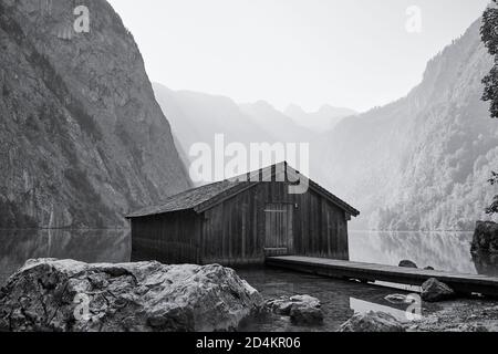 Tour de bateau traditionnel au lac Obersee avec paysage alpin le matin d'été à Schoenau am Koenigssee, Allemagne Banque D'Images