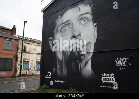 Manchester, Royaume-Uni. 9 octobre 2020. Une fresque récemment achevée de l'ancien chanteur de Joy Division, Ian Curtis, décédé par suicide en 1980 et peint par l'artiste de rue AkseP19, est vue dans le centre de Manchester à l'approche de la Journée mondiale de la santé mentale, à Manchester, au Royaume-Uni. Crédit : Jon Super/Alay Live News. Banque D'Images