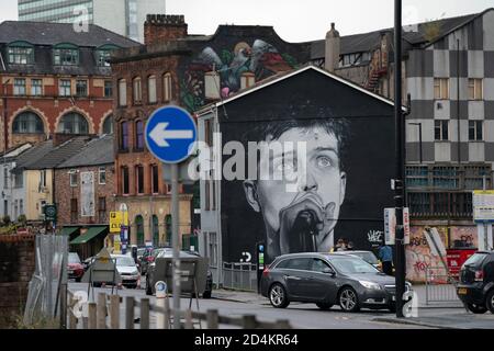 Manchester, Royaume-Uni. 9 octobre 2020. Une fresque récemment achevée de l'ancien chanteur de Joy Division, Ian Curtis, décédé par suicide en 1980 et peint par l'artiste de rue AkseP19, est vue dans le centre de Manchester à l'approche de la Journée mondiale de la santé mentale, à Manchester, au Royaume-Uni. Crédit : Jon Super/Alay Live News. Banque D'Images