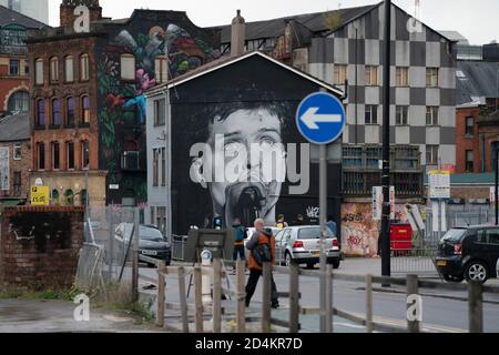 Manchester, Royaume-Uni. 9 octobre 2020. Une fresque récemment achevée de l'ancien chanteur de Joy Division, Ian Curtis, décédé par suicide en 1980 et peint par l'artiste de rue AkseP19, est vue dans le centre de Manchester à l'approche de la Journée mondiale de la santé mentale, à Manchester, au Royaume-Uni. Crédit : Jon Super/Alay Live News. Banque D'Images