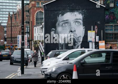 Manchester, Royaume-Uni. 9 octobre 2020. Une fresque récemment achevée de l'ancien chanteur de Joy Division, Ian Curtis, décédé par suicide en 1980 et peint par l'artiste de rue AkseP19, est vue dans le centre de Manchester à l'approche de la Journée mondiale de la santé mentale, à Manchester, au Royaume-Uni. Crédit : Jon Super/Alay Live News. Banque D'Images