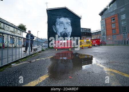 Manchester, Royaume-Uni. 9 octobre 2020. Une fresque récemment achevée de l'ancien chanteur de Joy Division, Ian Curtis, décédé par suicide en 1980 et peint par l'artiste de rue AkseP19, est vue dans le centre de Manchester à l'approche de la Journée mondiale de la santé mentale, à Manchester, au Royaume-Uni. Crédit : Jon Super/Alay Live News. Banque D'Images