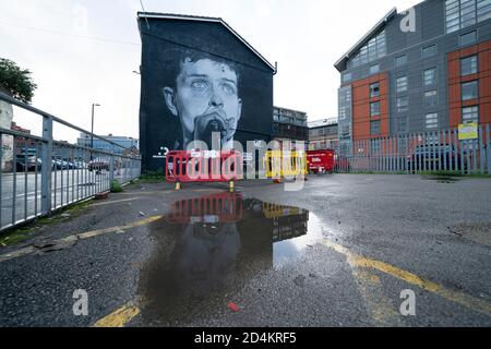 Manchester, Royaume-Uni. 9 octobre 2020. Une fresque récemment achevée de l'ancien chanteur de Joy Division, Ian Curtis, décédé par suicide en 1980 et peint par l'artiste de rue AkseP19, est vue dans le centre de Manchester à l'approche de la Journée mondiale de la santé mentale, à Manchester, au Royaume-Uni. Crédit : Jon Super/Alay Live News. Banque D'Images
