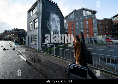 Manchester, Royaume-Uni. 9 octobre 2020. Une fresque récemment achevée de l'ancien chanteur de Joy Division, Ian Curtis, décédé par suicide en 1980 et peint par l'artiste de rue AkseP19, est vue dans le centre de Manchester à l'approche de la Journée mondiale de la santé mentale, à Manchester, au Royaume-Uni. Crédit : Jon Super/Alay Live News. Banque D'Images