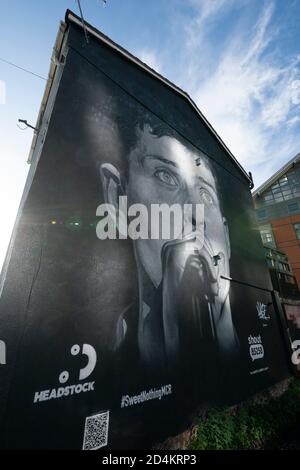 Manchester, Royaume-Uni. 9 octobre 2020. Une fresque récemment achevée de l'ancien chanteur de Joy Division, Ian Curtis, décédé par suicide en 1980 et peint par l'artiste de rue AkseP19, est vue dans le centre de Manchester à l'approche de la Journée mondiale de la santé mentale, à Manchester, au Royaume-Uni. Crédit : Jon Super/Alay Live News. Banque D'Images