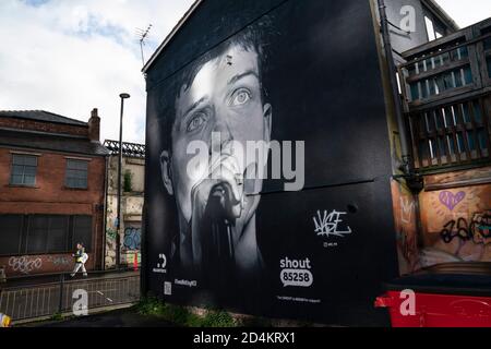 Manchester, Royaume-Uni. 9 octobre 2020. Une fresque récemment achevée de l'ancien chanteur de Joy Division, Ian Curtis, décédé par suicide en 1980 et peint par l'artiste de rue AkseP19, est vue dans le centre de Manchester à l'approche de la Journée mondiale de la santé mentale, à Manchester, au Royaume-Uni. Crédit : Jon Super/Alay Live News. Banque D'Images