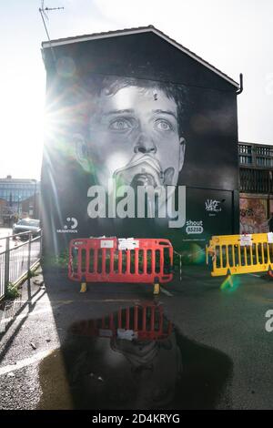 Manchester, Royaume-Uni. 9 octobre 2020. Une fresque récemment achevée de l'ancien chanteur de Joy Division, Ian Curtis, décédé par suicide en 1980 et peint par l'artiste de rue AkseP19, est vue dans le centre de Manchester à l'approche de la Journée mondiale de la santé mentale, à Manchester, au Royaume-Uni. Crédit : Jon Super/Alay Live News. Banque D'Images