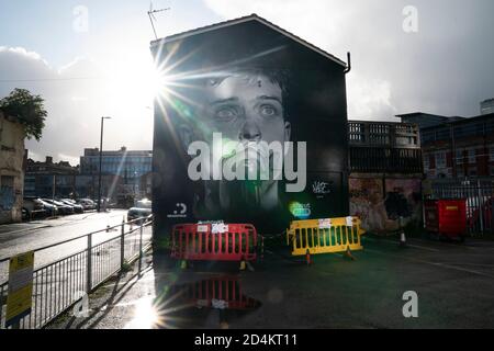 Manchester, Royaume-Uni. 9 octobre 2020. Une fresque récemment achevée de l'ancien chanteur de Joy Division, Ian Curtis, décédé par suicide en 1980 et peint par l'artiste de rue AkseP19, est vue dans le centre de Manchester à l'approche de la Journée mondiale de la santé mentale, à Manchester, au Royaume-Uni. Crédit : Jon Super/Alay Live News. Banque D'Images