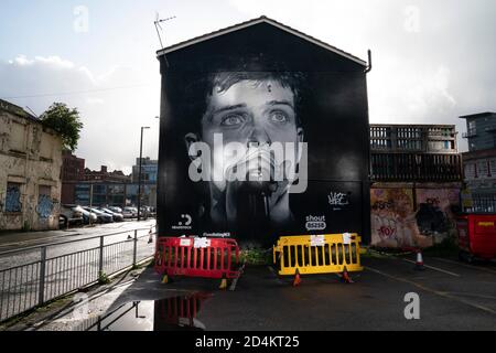 Manchester, Royaume-Uni. 9 octobre 2020. Une fresque récemment achevée de l'ancien chanteur de Joy Division, Ian Curtis, décédé par suicide en 1980 et peint par l'artiste de rue AkseP19, est vue dans le centre de Manchester à l'approche de la Journée mondiale de la santé mentale, à Manchester, au Royaume-Uni. Crédit : Jon Super/Alay Live News. Banque D'Images