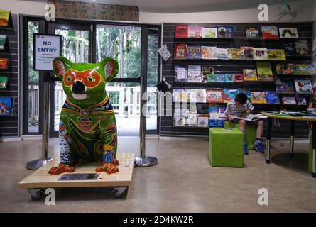 Sydney, Australie. 7 octobre 2020. Une sculpture de koala est vue dans un magasin dans une réserve nationale de Port Macquarie, Nouvelle-Galles du Sud, Australie, le 7 octobre 2020. Un événement appelé Hello koalas Sculpture Trail, qui comprend 77 sculptures koalas placées à divers endroits dans un rayon de 10 km, se tient dans la ville côtière pour attirer les touristes. Credit: Bai Xuefei/Xinhua/Alay Live News Banque D'Images