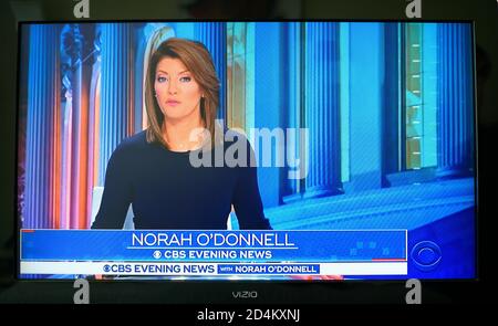 Un écran de télévision de CBS Evening News ancre Norah O'Donnell. Banque D'Images
