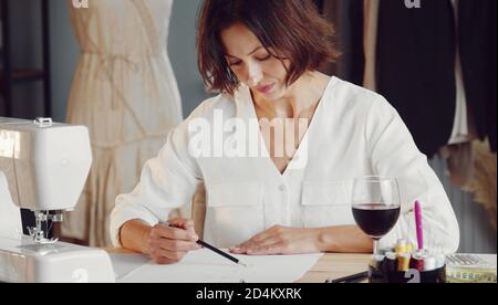 Femme designer de mode au travail Banque D'Images