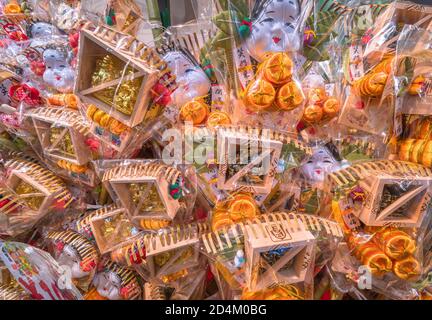 asakusa, japon - novembre 08 2019 : rakes ou kumade kisshō à la fois prauseux et décorés de divinités japonaises comme Ebisu et Daikokuten dans des tasses de masu ou Otafuku Banque D'Images