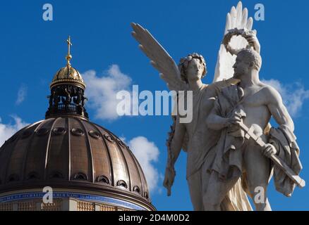 Berlin, Allemagne. 04e octobre 2020. Le dôme du Palais de la ville avec la croix dorée qui brille au soleil sur le dessus peut être vu à côté de la sculpture 'Nike couronnes le gagnant' 1853, (Friedrich Drake) debout sur le pont du Palais. Credit: Soeren Stache/dpa-Zentralbild/ZB/dpa/Alay Live News Banque D'Images