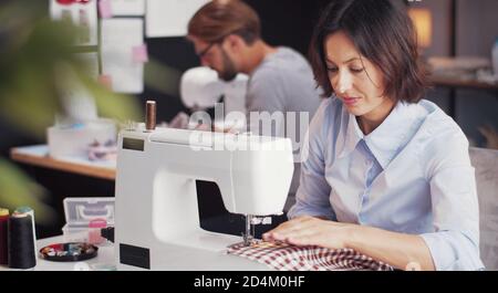 Couturières travaillant sur des machines à coudre Banque D'Images