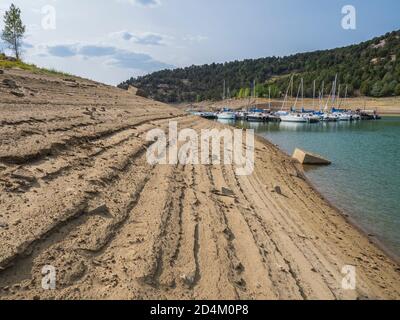 Niveau de l'eau vers le bas, Marina Cove, Ridgway State Park, Ridgway, Colorado. Banque D'Images