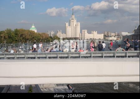 Les touristes sur la rivière surplombent, une console en béton de 70 mètres de long dans le parc Zaryadye dans le centre de Moscou, en Russie, contre l'un des sept gratte-ciel Sœurs Banque D'Images