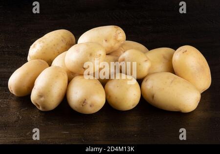 Pile de pommes de terre sur fond rustique. Banque D'Images