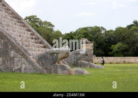 Sculpture de serpent à plumes à la base d'un des escaliers de Kukulcan (El Castillo), Chichen-Itza, Yucatan, Mexique Banque D'Images