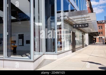 Situé au 860 Washington Street, dans le quartier de Meatpacking, dans le centre-ville de Manhattan, cette salle d'exposition de Tesla est un nouveau bâtiment Banque D'Images