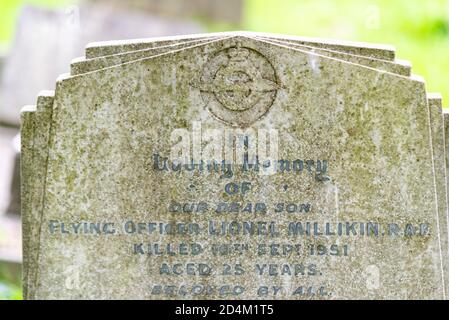 Pierre de tête, pierre tombale sur la tombe du pilote de l'officier de vol de la RAF Lionel Millikin à l'église St Laurence & All Saints. S'est écrasé Meteor jet à Westcliff Banque D'Images