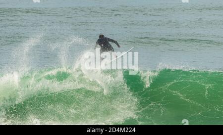 Surfeur dans une grande vague, Anglet dans les pays basque, France Banque D'Images