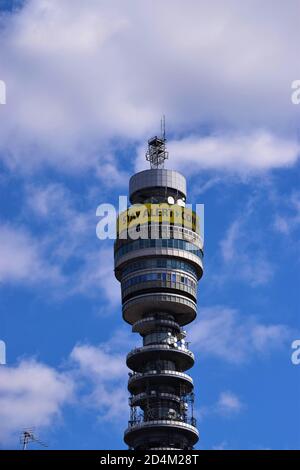 Annonce de Stay Alert sur BT Tower pendant le confinement de 2020, Londres, Royaume-Uni Banque D'Images