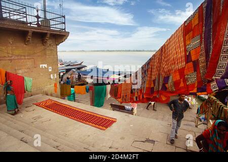 Bazar d'écharpe à Varanasi Inde Banque D'Images