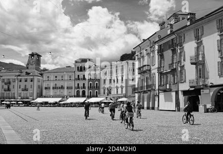 La Suisse du sud : Biker's sur la Piazza Grande à Locarno où le film-festival a lieu Banque D'Images