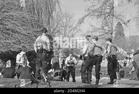 La police est de contrôler les jeunes un t lake Zuerich principalement pour l'abus de drogues Marihuanna Banque D'Images