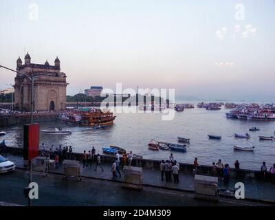 La porte d'entrée de l'Inde est un arc-monument construit au début du XXe siècle dans la ville de Mumbai, dans l'État indien de Maharashtra Banque D'Images