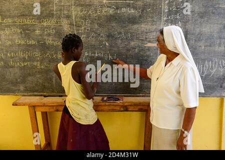 BURKINA FASO , Bobo Dioulasso, Good Shepherd Sisters, refuge pour jeunes femmes, pensionnat, sœur indienne / Die Schwestern vom Guten Hirten, Zentrum fuer Frauen und Maedchen, Sr. HILARIA PUTHIRIKKAL aus Inden und Maedchen NATALIE Banque D'Images