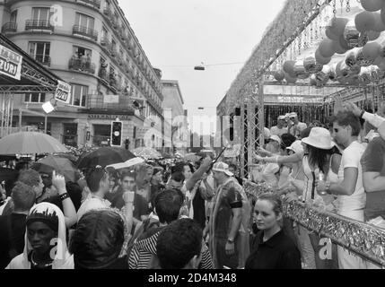 Suisse: La fête doit continuer: Des ravers sur l'Amour Mobil et dans la rue Banque D'Images