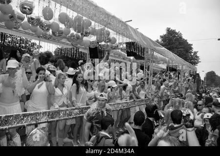 Le parti doit aller sur : Ravers à la Streetparade à Stäfa Banque D'Images