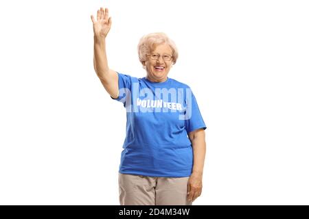 Femme âgée volontaire agitant et souriant à la caméra isolée sur fond blanc Banque D'Images