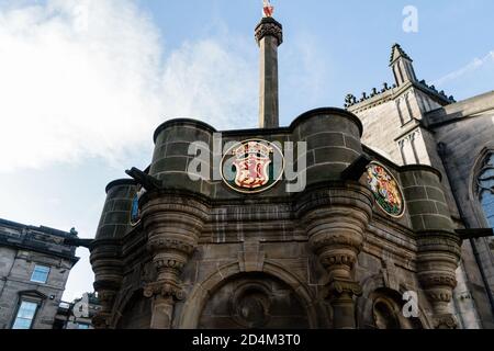 Photo à angle bas de la Croix Mercat à Edinburgh Parliament Square, Écosse, Royaume-Uni Banque D'Images
