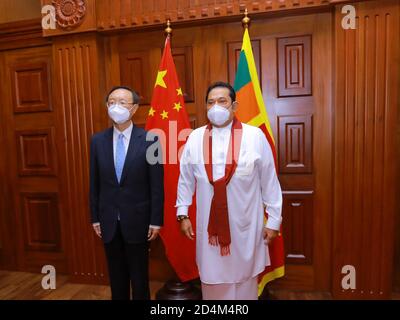 Colombo. 9 octobre 2020. Le Premier ministre sri-lankais Mahinda Rajapaksa (R) rencontre Yang Jiechi, membre du Bureau politique du Comité central du Parti communiste de Chine (PCC) et directeur du Bureau de la Commission des affaires étrangères du Comité central du PCC, à Colombo (Sri Lanka), le 9 octobre 2020. Credit: Xinhua/Alay Live News Banque D'Images