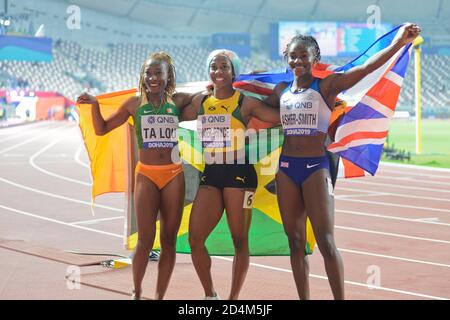 Shelly-Ann Fraser-Pryce (JAM), Marie Josee Ta Lou (CDI), Dina Asher-Smith (GBR). médaillés de 100 mètres. Championnats du monde d'athlétisme, Doha 2019 Banque D'Images