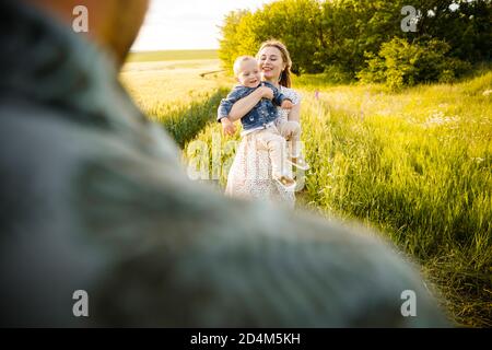 Famille heureuse dans la nature. Mère, père et fils dans la nature. Banque D'Images