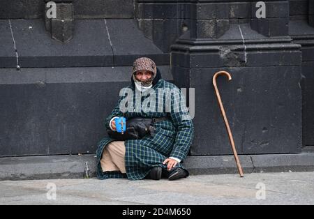 Cologne, Allemagne, 2020. Une femme mendiant dans la rue à l'extérieur de la cathédrale de Cologne Banque D'Images