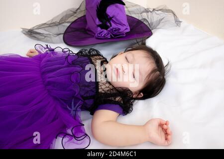 Asiatique Thai mignon bébé fille en costume de sorcière, jour d'Halloween Banque D'Images