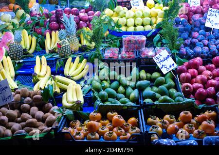 le soir, il est situé dans la rue. Légumes frais biologiques, fruits et produits tropicaux à vendre à la boutique du greengrocer. Banque D'Images