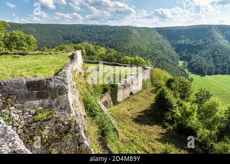 Paysage avec le château de Hohenurach à Bad Urach, Allemagne. Les ruines de ce château médiéval sont un point de repère du Bade-Wurtemberg. Murs de forteresse de ol abandonné Banque D'Images