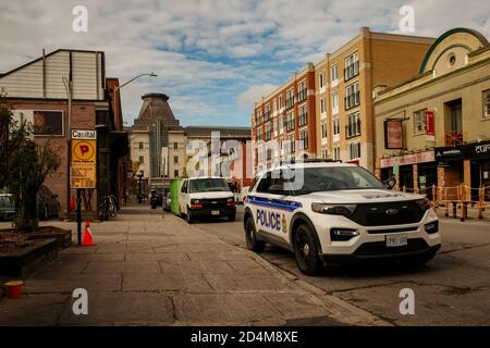 Un véhicule utilitaire de police Ford Interceptor exploité par le Service de police d'Ottawa est stationné sur la rue Clarence, dans le marché ByWard, en octobre 2020. Banque D'Images