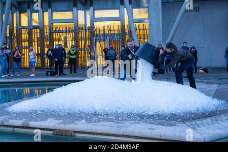 Édimbourg, Écosse, Royaume-Uni. 9 octobre 2020. Les propriétaires de bars à Édimbourg ont jeté des sacs de glace devant le Parlement écossais de Holyrood ce soir pour protester contre la règle du gouvernement écossais selon laquelle tous les pubs et bars de Lothian , y compris Édimbourg, doivent fermer à 18 h ce soir pendant 16 jours. Les propriétaires insistent sur la règle est confuse et inappropriée et pousse beaucoup de pubs hors des affaires. Iain Masterton/Alay Live News Banque D'Images