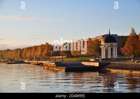 Pavillon de la rotonde sur le remblai du lac d'Onega à Petrozavodsk, Carélie, Russie Banque D'Images